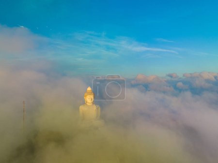 Téléchargez les photos : Vue aérienne Le Grand Bouddha de Phuket ne peut être vu que comme la tête regardant de la mer de brume - en image libre de droit