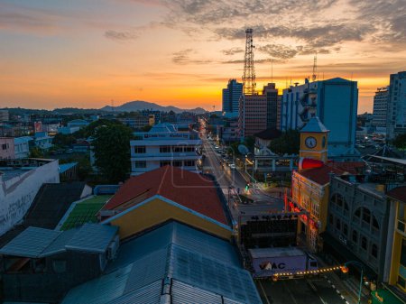Téléchargez les photos : Celebrations events in Phuket Town to attract tourists.Aerial view the ancient building that are beautiful - en image libre de droit