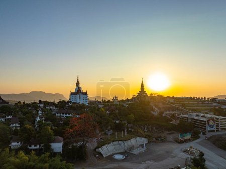 Téléchargez les photos : Vue Aérienne Magnifique Lever De Soleil Au-dessus De Big White Cinq Statues De Bouddha à Wat Phra Que Pha Son Kaew temple à Phetchabun Thaïlande - en image libre de droit