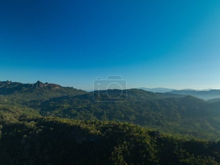 Téléchargez les photos : Vue aérienne le beau soleil brille sur le sommet de la montagne de Thi Lor Su Waterfal - en image libre de droit