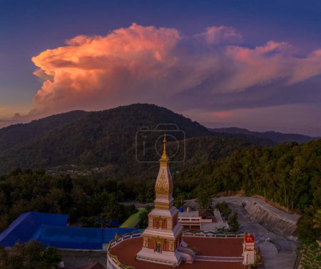 Foto de Paisaje panorámico aéreo puesta de sol sobre pagoda del templo de Doi Thepnimit en el - Imagen libre de derechos