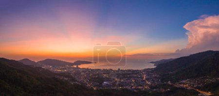Téléchargez les photos : Panorama aérien coucher de soleil au-dessus de la plage de Patong Phuket - en image libre de droit