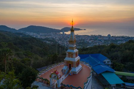 Foto de Vista aérea paisaje puesta del sol por encima de la pagoda del templo de Doi Thepnimit en la montaña más alta de Patong - Imagen libre de derechos