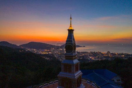 Foto de Vista aérea paisaje puesta del sol por encima de la pagoda del templo de Doi Thepnimit en la montaña más alta de Patong - Imagen libre de derechos