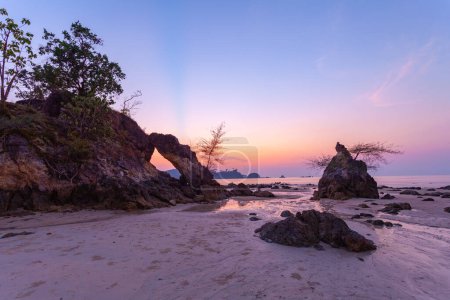 Téléchargez les photos : Le doux soleil du soir brille sur la mer au-dessus de la plage du ciel à - en image libre de droit