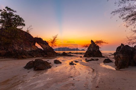Foto de El dulce sol de la tarde brilla sobre el mar sobre la playa del cielo en - Imagen libre de derechos