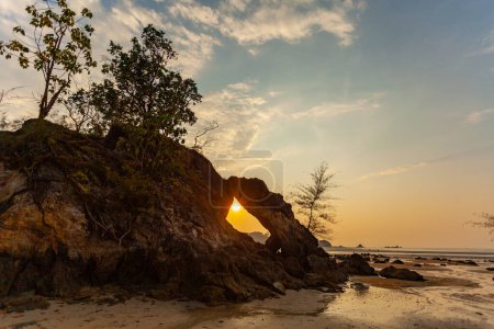 Foto de El dulce sol de la tarde brilla sobre el mar sobre la playa del cielo en - Imagen libre de derechos