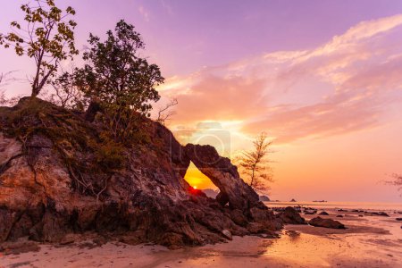 Téléchargez les photos : Le doux soleil du soir brille sur la mer au-dessus de la plage du ciel à - en image libre de droit