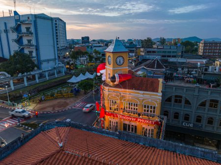 Téléchargez les photos : Phuket, Thaïlande-Décembre, 31 2023 : vue aérienne de l'ancien bâtiment qui sont beaux dans l'architecture décorée pour les célébrations du Nouvel An - en image libre de droit
