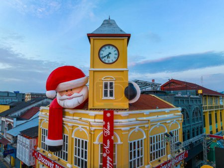 Téléchargez les photos : Phuket, Thaïlande-Décembre, 31 2023 : décoration de vue aérienne Père Noël sur l'ancien bâtiment qui sont beaux en architecture - en image libre de droit
