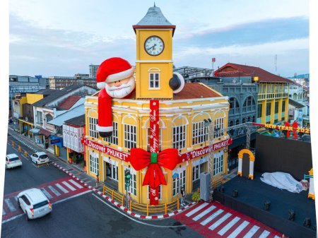 Téléchargez les photos : Phuket, Thaïlande-Décembre, 31 2023 : décoration de vue aérienne Père Noël sur l'ancien bâtiment qui sont beaux en architecture - en image libre de droit
