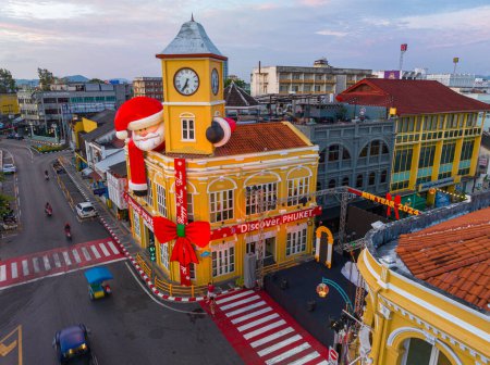 Téléchargez les photos : Phuket, Thaïlande-Décembre, 31 2023 : vue aérienne de l'ancien bâtiment décoré pour les célébrations du Nouvel An - en image libre de droit