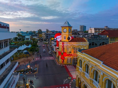 Téléchargez les photos : Phuket, Thaïlande-Décembre, 31 2023 : vue aérienne de l'ancien bâtiment qui sont beaux dans l'architecture décorée pour les célébrations du Nouvel An - en image libre de droit