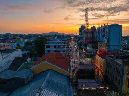 Téléchargez les photos : Phuket, Thaïlande-Décembre, 31 2023 : vue aérienne du bâtiment antique dans la ville de Phuket au lever du soleil. - en image libre de droit