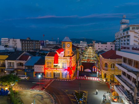 Téléchargez les photos : Phuket, Thaïlande-Décembre, 31 2023 : La beauté de l'ancienne architecture au crépuscule à la fin de l'année 2023 - en image libre de droit