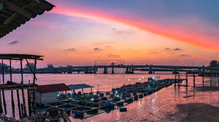 Foto de Increíble cielo colorido por encima del puente Sarasin - Imagen libre de derechos