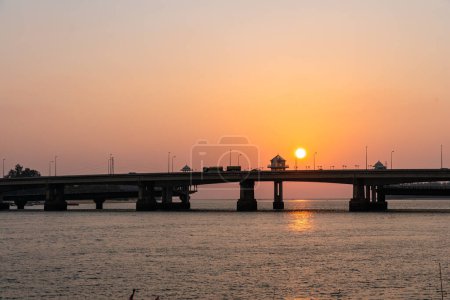 Foto de Puesta de sol en el puente Sarasin. el puente es el más importante para hacer negocios - Imagen libre de derechos