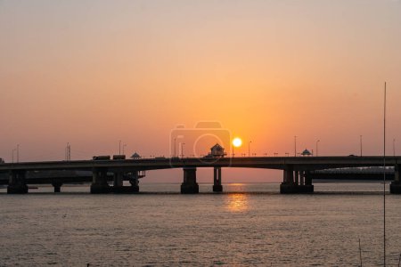 Foto de Puesta de sol en el puente Sarasin. el puente es el más importante para hacer negocios - Imagen libre de derechos