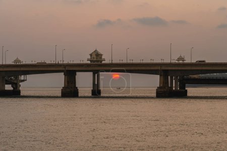 Foto de Paisaje El sol rojo por detrás del puente Sarasin Phuket - Imagen libre de derechos