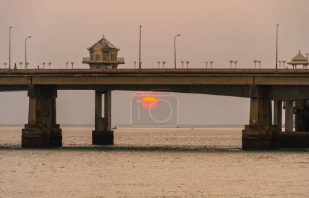 Foto de Paisaje El sol rojo por detrás del puente Sarasin Phuket - Imagen libre de derechos