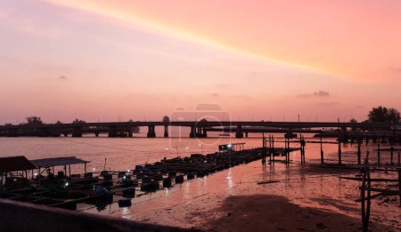 Téléchargez les photos : Incroyable ciel coloré au-dessus du pont Sarasin - en image libre de droit