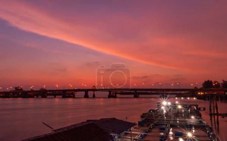Téléchargez les photos : Décor coucher de soleil au pont Sarasin. le pont est le plus important pour faire des affaires - en image libre de droit