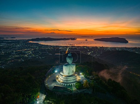 Téléchargez les photos : Vue aérienne superbe lumière rouge au crépuscule devant Phuket grand Bouddha - en image libre de droit