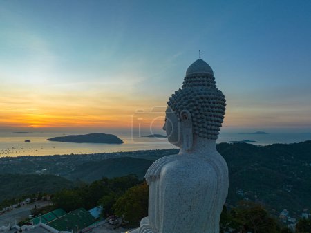 Téléchargez les photos : Ciel jaune sur le Phuket Big Buddha au coucher du soleil.Phuket Big Buddha est le célèbre point de repère. Vue à 360 degrés sur le point de vue Phuket Big Buddha. ciel orange de fond de coucher de soleil - en image libre de droit
