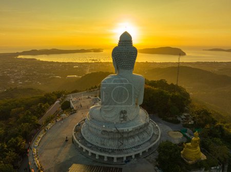 Téléchargez les photos : Vue aérienne paysage jaune lever de soleil en face de Phuket Big Buddh - en image libre de droit