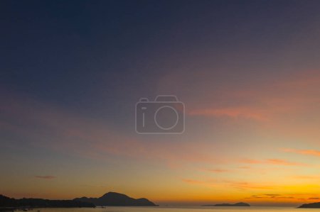 vue aérienne paysage ciel jaune sur l'île au lever du soleil