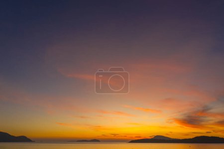 Luftaufnahme Landschaft gelber Himmel über der Insel bei Sonnenaufgang