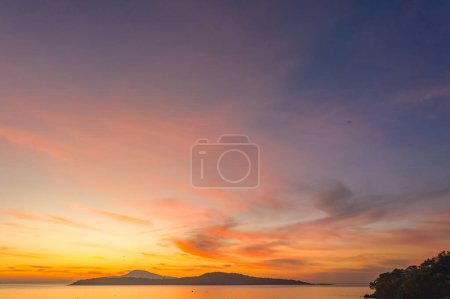 Téléchargez les photos : Vue aérienne paysage ciel jaune sur l'île au lever du soleil - en image libre de droit
