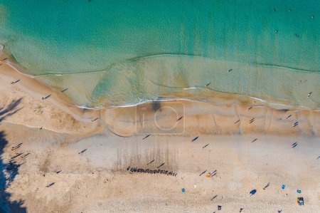 Téléchargez les photos : Vue aérienne plage de sable blanc, mer bleue et verte à la plage de Nai Harn. - en image libre de droit