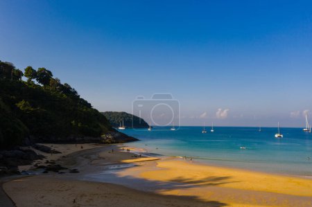 Téléchargez les photos : Vue aérienne plage de sable blanc, mer bleue et verte à la plage de Nai Harn. - en image libre de droit