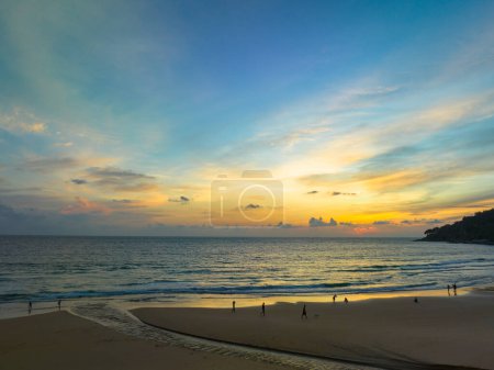 Téléchargez les photos : Reflet de paysages ciel romantique de coucher de soleil à la plage de Karon - en image libre de droit