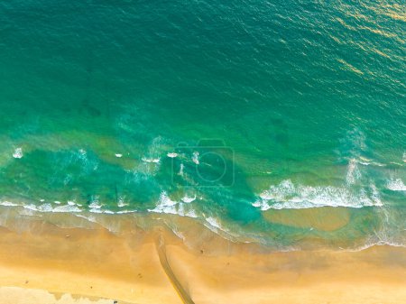 Téléchargez les photos : Vue aérienne du dessus vagues de mer boucle sans couture sur la plage de sable blanc. - en image libre de droit