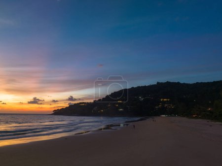 Foto de Vista aérea escena romántica puesta de sol en la playa de Karon. naturaleza abstracta fondo - Imagen libre de derechos