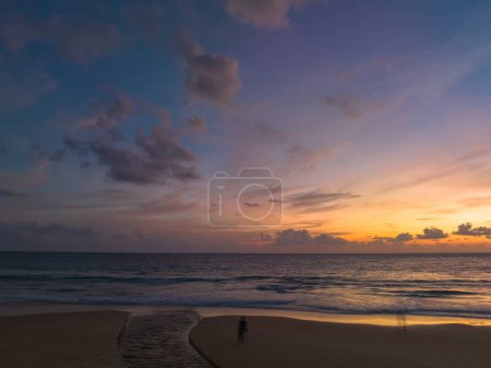 Téléchargez les photos : Vue aérienne coucher de soleil romantique sur la plage de Karon. abstrait nature fond - en image libre de droit