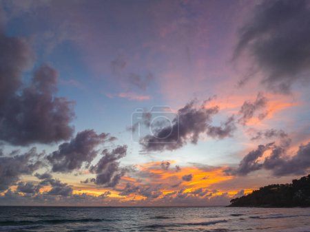 Foto de Asombroso cielo colorido al atardecer sobre el océano - Imagen libre de derechos