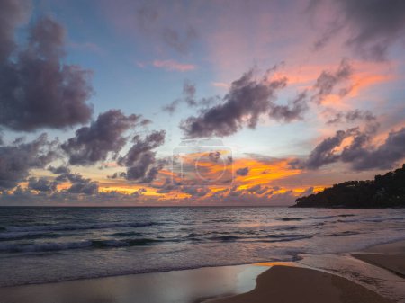 Foto de Asombroso cielo colorido al atardecer sobre el océano - Imagen libre de derechos