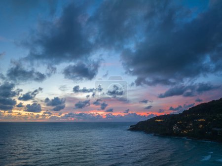 Téléchargez les photos : Ciel coloré incroyable au coucher du soleil au-dessus de l'océan - en image libre de droit