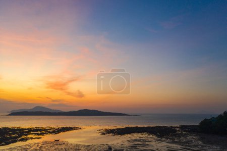 Téléchargez les photos : Vue aérienne nuage coloré au lever du soleil au-dessus de l'océan. - en image libre de droit