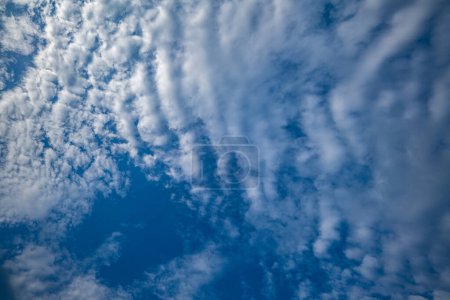 Téléchargez les photos : Nuages blancs dans le ciel bleu Le soleil brille à travers. - en image libre de droit