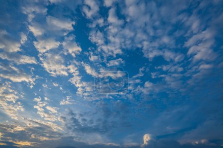 Téléchargez les photos : Nuages blancs dans le ciel bleu Le soleil brille à travers. - en image libre de droit