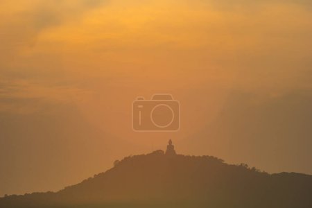 Foto de Paisaje cielo amarillo resplandor del sol por encima de Phuket gran buda - Imagen libre de derechos