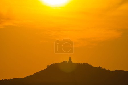Téléchargez les photos : Paysage ciel jaune éblouissement du soleil au-dessus de Phuket grand Bouddh - en image libre de droit