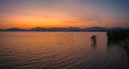 Téléchargez les photos : Ciel orange au coucher du soleil au-dessus du point de vue de Khao Khad Phuket. Belle L'éclat du soleil brillait à travers les mangroves. Réflexions du soleil dans les mangroves au bord de la mer des mangroves. - en image libre de droit
