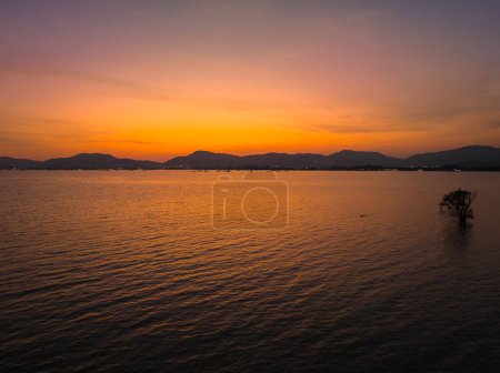 Téléchargez les photos : Ciel orange au coucher du soleil au-dessus du point de vue de Khao Khad Phuket. Belle L'éclat du soleil brillait à travers les mangroves. Réflexions du soleil dans les mangroves au bord de la mer des mangroves. - en image libre de droit