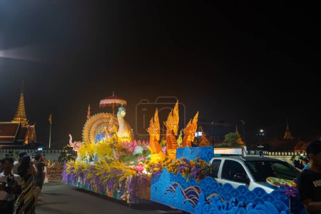 Foto de Bangkok, Tailandia-abril, 11.2024: El impresionante desfile de Songkran en Sanam Luang.Las carrozas están bellamente decoradas. Miss Songkran es la reina de belleza de Miss Universo Tailandia 2023.soft poder - Imagen libre de derechos