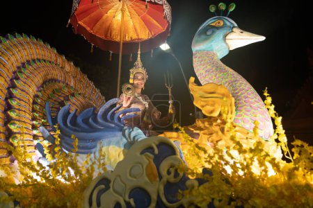 Téléchargez les photos : Bangkok, Thaïlande - 11 avril 2024 : Le magnifique défilé de Songkran à Sanam Luang.Les chars sont joliment décorés. Miss Songkran est la reine de beauté de Miss Univers Thaïlande 2023.soft power - en image libre de droit